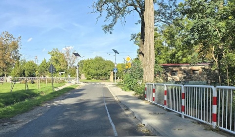 Bezpieczniej w Radomiłowie. Nowy chodnik już niemal gotowy