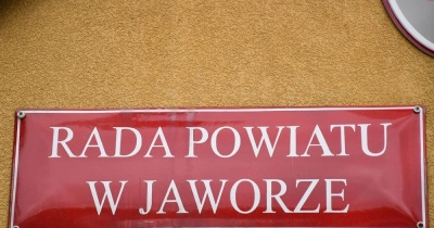 Radni powiatowi pochylą się nad uchyleniem uchwały ws. relokacji migrantów