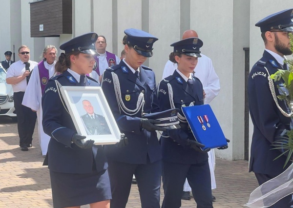 Ostatnie pożegnanie insp. Waldemara Cichockiego. Policjantów z całego regionu połączył żal po stracie komendanta