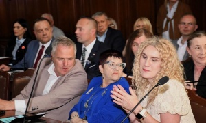 Regionalna Izba Obrachunkowa pokazała radnym opozycji czerwoną kartkę. E.Bera triumfuje
