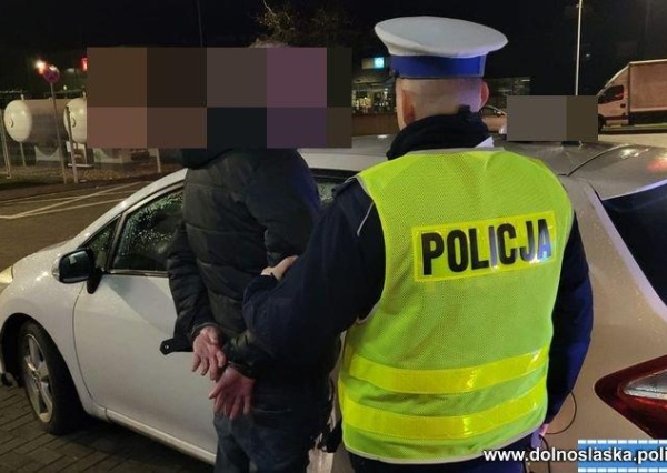 Skończył mu się alkohol, więc pojechał do sklepu. Sęk w tym, że samochodem i kompletnie pijany