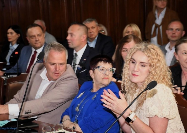 Regionalna Izba Obrachunkowa pokazała radnym opozycji czerwoną kartkę. E.Bera triumfuje