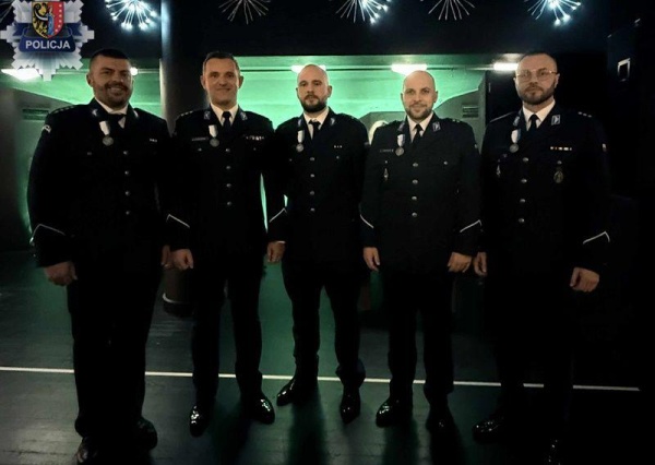 Pięciu policjantów z Polkowic odznaczonych wyróżnieniem „Homo Homini”