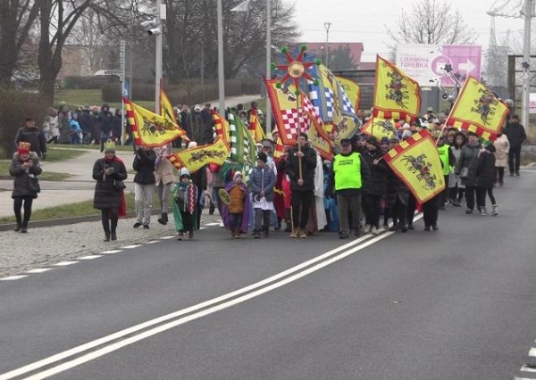 Orszak Trzech Króli w Polkowicach. Z kościoła do rynku