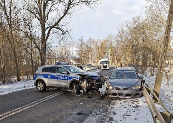 Uciekał przed policją, zderzył się z radiowozem
