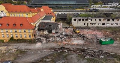 Przy dworcu w Legnicy powstaje nowoczesne centrum przesiadkowe