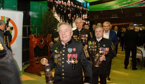 S.Siewierski ma powody do satysfakcji. To on wprowadził KGHM na giełdę... A teraz zdobywają gospodarcze szczyty