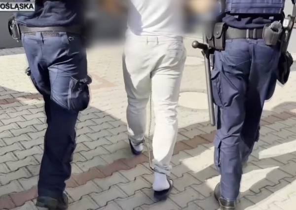 Policjanci zatrzymali dwóch pseudokibiców podejrzanych o pobicie i pozbawienie wolności mężczyzny