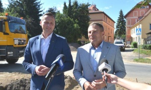Nowy asfalt i parkingi na Wilczej ze wsparciem wojewody Jurkowskiego