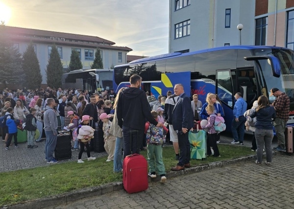 Szkolne ławki zamienili na plażę. 333 uczniów z Rudnej ruszyło nad Bałtyk