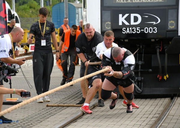 Strongmani przeciągali 44-tonowy szynobus Kolei Dolnośląskich (FOTO)