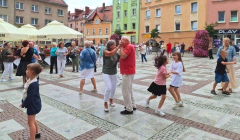 Złotoryja bawi się... Czas na potańcówkę w Rynku, wcześniej spacer i kino 
