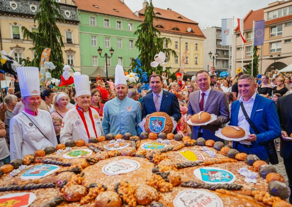 Korowód piekarzy, mistrzów i przyjaciół miasta przeszedł przez Rynek
