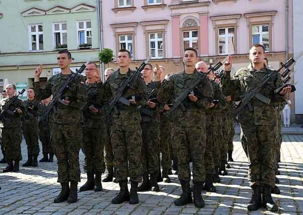 Przysięgali na sztanadr elitarnej jednostki służyć Ojczyźnie(FOTO)