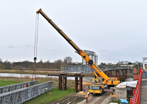 Montują konstrukcję mostu tymczasowego (FOTO)