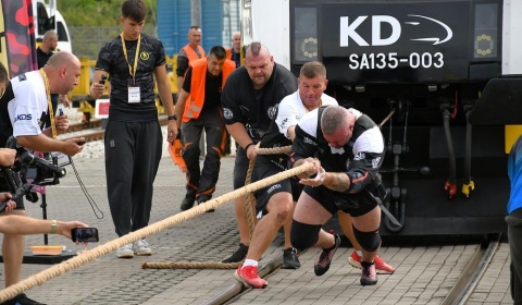 Strongmani przeciągali 44-tonowy szynobus Kolei Dolnośląskich (FOTO)