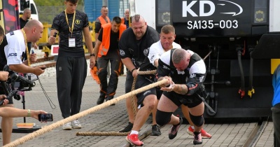 Strongmani przeciągali 44-tonowy szynobus Kolei Dolnośląskich (FOTO)