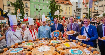 Korowód piekarzy, mistrzów i przyjaciół miasta przeszedł przez Rynek (FOTO)