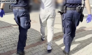 Policjanci zatrzymali dwóch pseudokibiców podejrzanych o pobicie i pozbawienie wolności mężczyzny