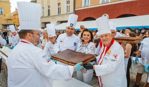  Jawor znów na szczycie! 140,9 metra rekordowego piernika(FOTO)