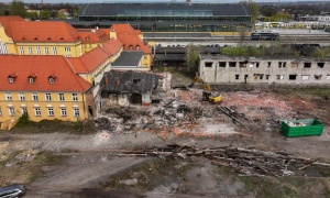 Przy dworcu w Legnicy powstaje nowoczesne centrum przesiadkowe