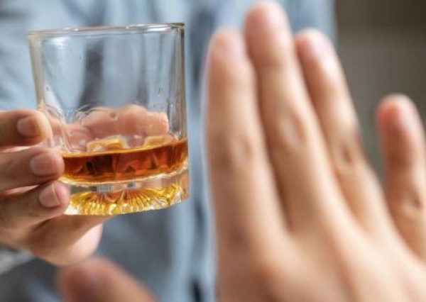 Mieszkańcy czują się zagrożeni. Pijący alkohol w tle