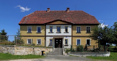 Budynek po szkole do kupienia w Sędzimirowie (gm.Pielgrzymka)