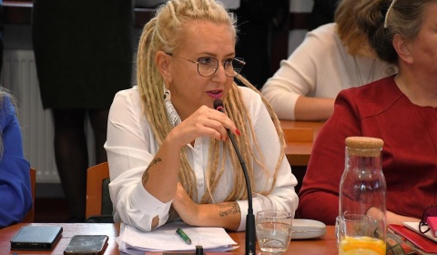 Progi, które nie zwalniają i śmieci, które nie znikają – mieszkańcy Legnicy apelują