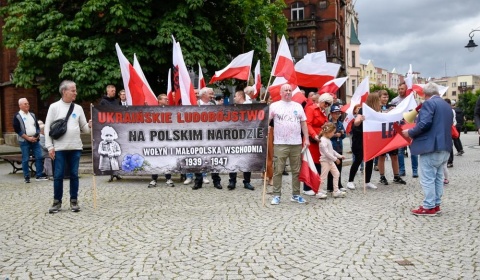 Patriotyczna Legnica uczciła pamięć ofiar Rzezi Wołyńskiej (FOTO)