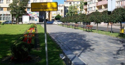 Deptak w centrum Legnicy potrzebuje zmian. Radni chcą uporządkować zieleń