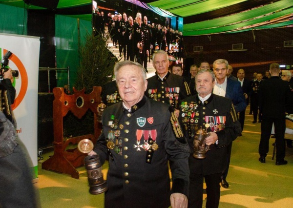 S.Siewierski ma powody do satysfakcji. To on wprowadził KGHM na giełdę... A teraz zdobywają gospodarcze szczyty