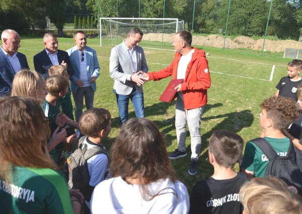 Znalazły się pieniądze na remont boiska po wylaniu Kaczawy. O basenie cicho sza...