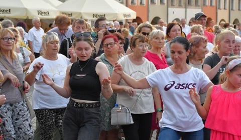 Potańcówka w Rynku - Legniczanie znów ruszyli na parkiet( FOTO)