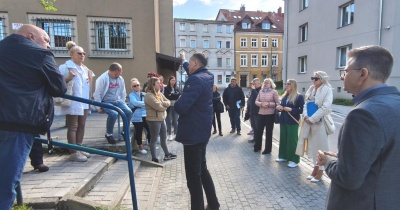 Wiata śmietnikowa w podwórku? Nie – nawet w pakiecie z parkingiem 
