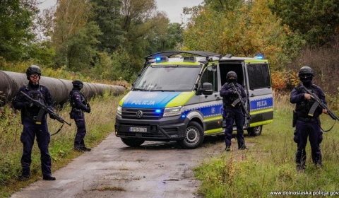 Podłożony materiał wybuchowy, policyjny pościg, ranny napastnik i funkcjonariusz...