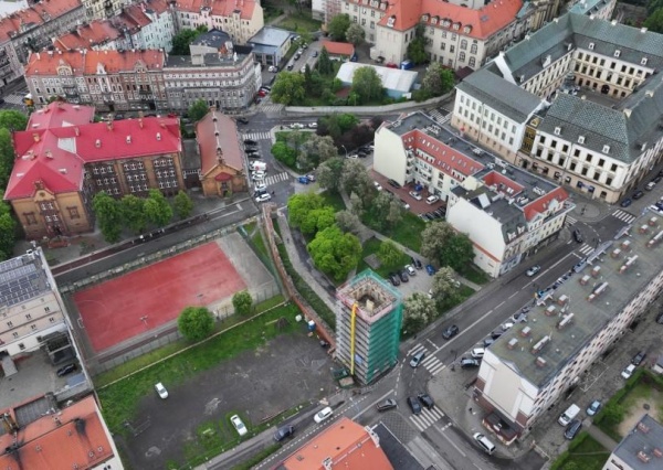  Wieża Bramy Chojnowskiej w rusztowaniach. Prace trwają 