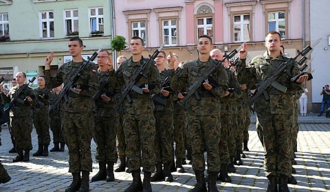 Przysięgali na sztanadr elitarnej jednostki służyć Ojczyźnie(FOTO)