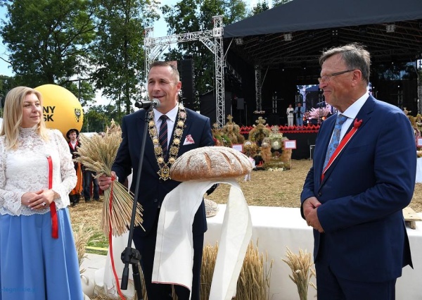 Rolnicy hucznie dziękowali za plony. Samorządowy polonez robił wrażenie(FOTO)