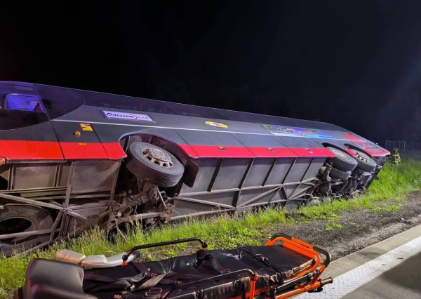 Wypadek na A4 .Autokar z pasażerami wypadł z jezdni i wpadł do rowu.Są poszkodowani !
