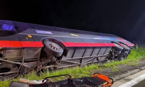 Wypadek na A4. Autokar z pasażerami wypadł z jezdni i wpadł do rowu. Są poszkodowani