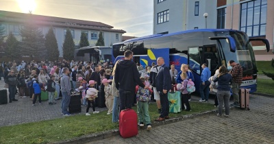 Szkolne ławki zamienili na plażę. 333 uczniów z Rudnej ruszyło nad Bałtyk