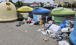 Bałagan przy PSZOK-ach i kontenerach na odzież. Radny ma dość