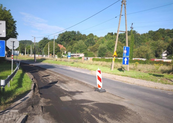 Lepiej nie wjeżdżać pod prąd – jest wąsko i z uskokiem 