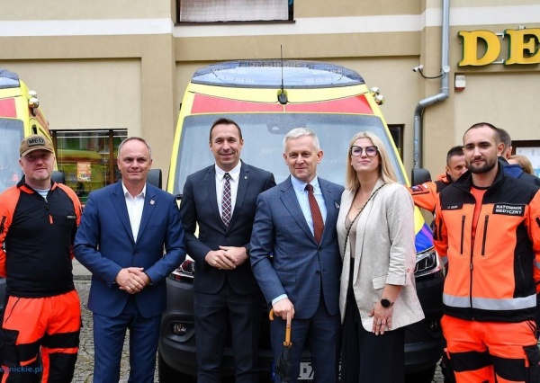  Nowe ambulanse przekazane polkowickim ratownikom