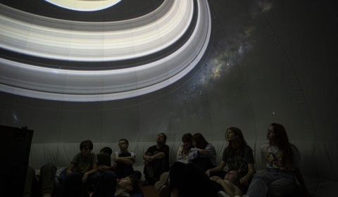 Czy w kosmosie żyją węże? Mobilne planetarium Kopernika w Jaworze już w ten weekend