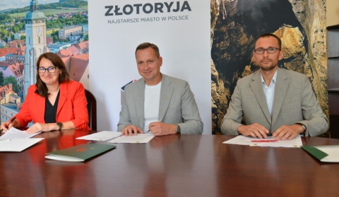 Umowa na drogi podpisana. Projekty a potem złotoryjski program drogowy