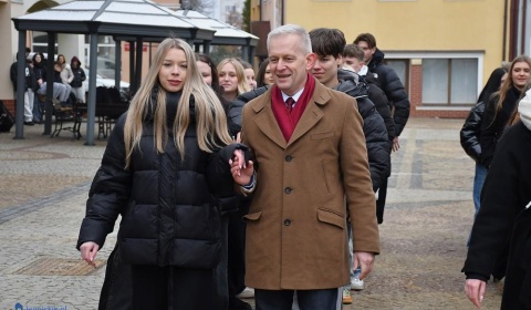 Zatańczyli poloneza na polkowickim Rynku (FOTO)