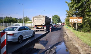 Przystanek na Legnickiej zmienił lokalizację - czasowo. Miejskie elektrobusy mogą mieć opóźnienie 