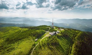 Chcesz zwiedzić wszystkie atrakcje w Szczyrku? Najpierw zarezerwuj nocleg – oto najlepsze bazy wypadowe!