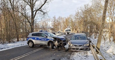 Uciekał przed policją, zderzył się z radiowozem